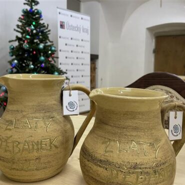 Ocenění Zlatý džbánek za zachování a rozvoj lidových tradic převzali držitelé pro rok 2022 v Regionálním muzeu v Teplicích