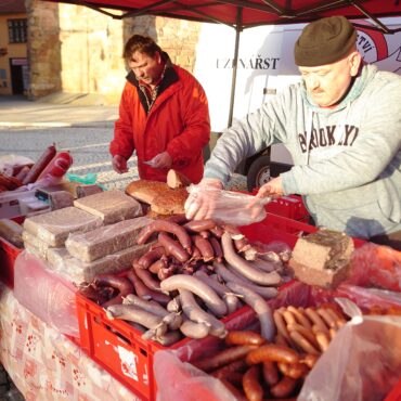 13. sezóna Severočeských farmářských trhů v Chomutově odstartuje v sobotu 18. 2. na náměstí 1. máje tradiční zabijačkou